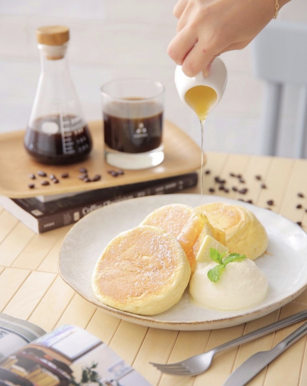 招牌日式梳乎厘Pancake即叫即製，足足有兩吋厚，更有原味、朱古力、宇治抹茶或雜莓口味6款口味選擇，梳乎厘空氣感十足，做到入口即溶。