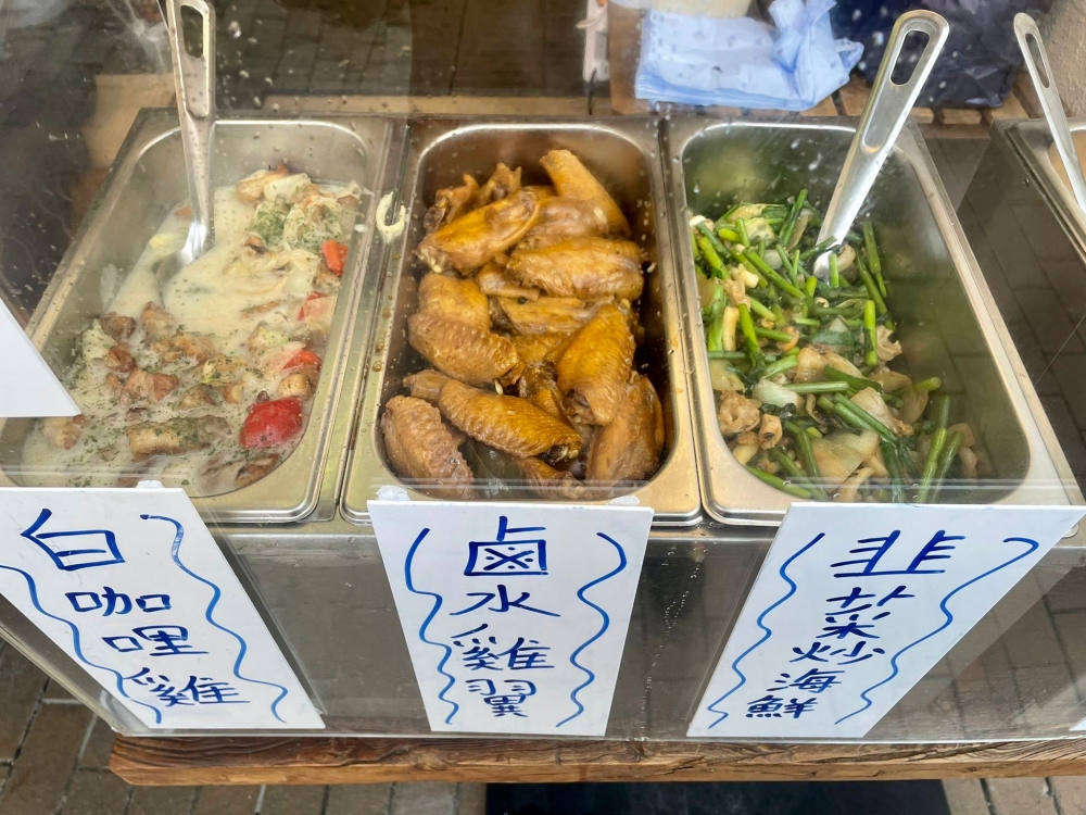 青花亭決定轉戰兩餸飯市場,以優惠價錢給多款菜式作招徠。