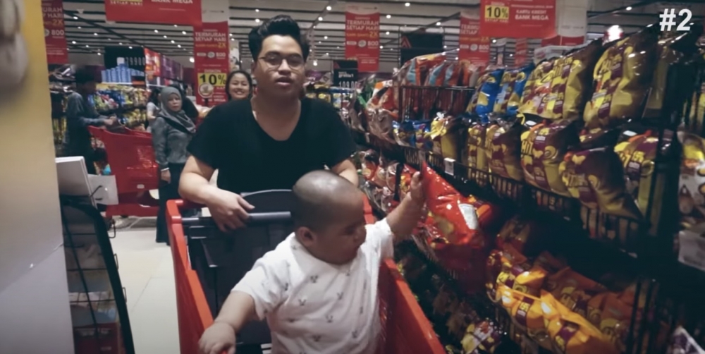 哥哥平常非常疼愛Tatan，經常帶佢周圍玩～