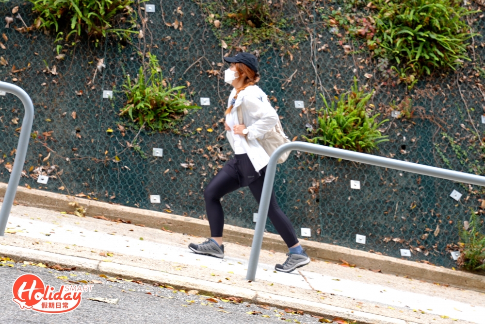 沿着前方石屎路上斜。