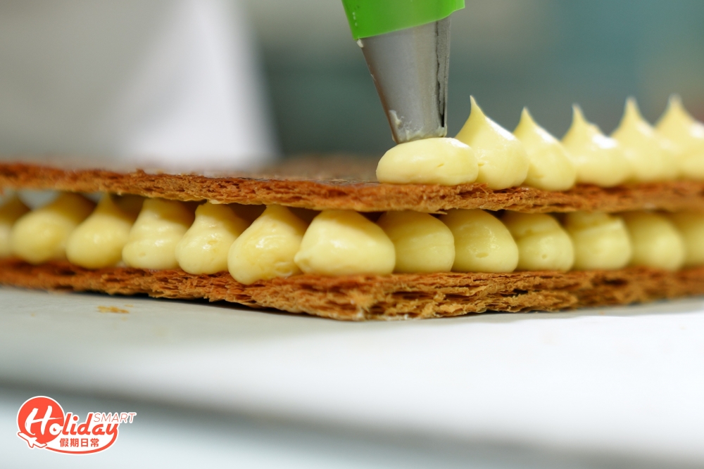 餅店另一受歡迎的芒果拿破崙蛋糕，製作工序繁複，酥皮重複摺疊，共摺疊達264層，金黃高身且層次酥脆分明。