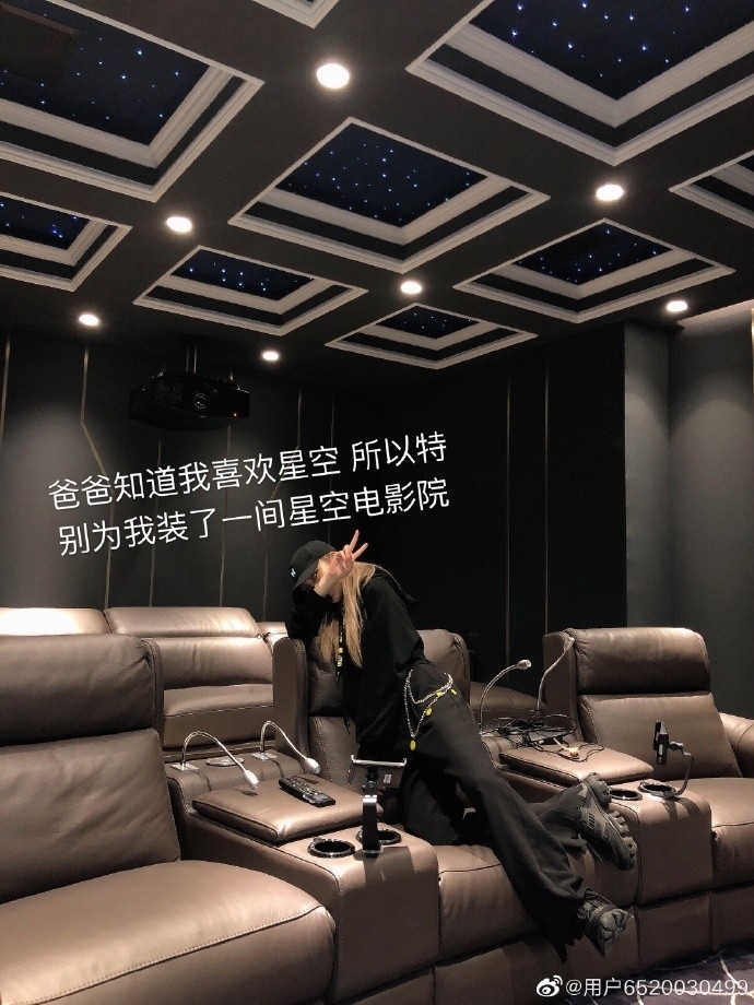 周揚青爸爸曾特地為女兒在豪宅內設計了星空天花戲院。