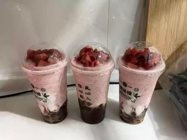 原本台男買咗3杯士多啤梨飲料