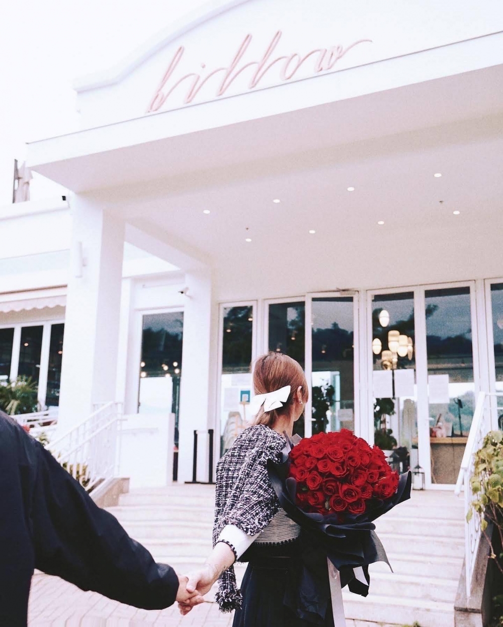 如果是正物色浪漫兼打卡的餐廳,大埔湖畔人氣餐廳品牌Lake House就適合你,Lake House內的西餐廳Billow最近推出春季特別套餐,户外更設有一棵巨型浪漫櫻花樹,可與情人湖邊賞花散步,更可到鬱金香花海打卡,和另一半留下美好的情人節回憶!