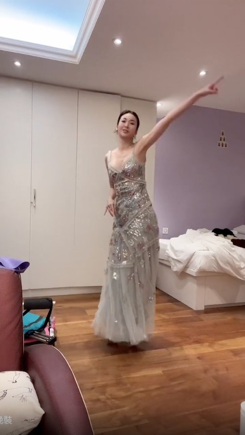 莊鍶敏穿上晚裝在房內跳舞。