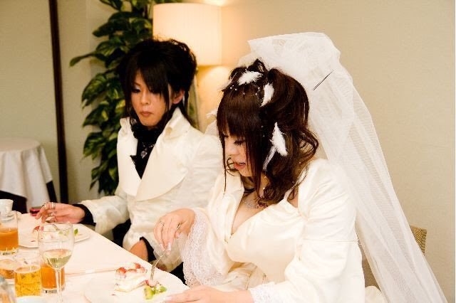 Aarin和新男友結婚，打扮都好有特色。