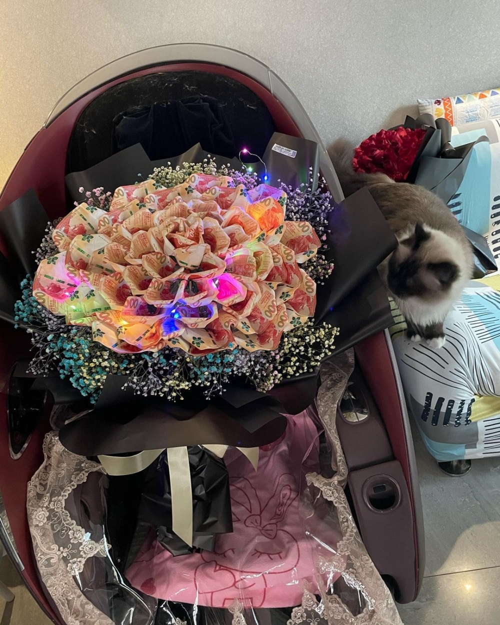 蘇淼淼平時都會喺社交網站分享自己嘅名牌手袋、名車、名錶等