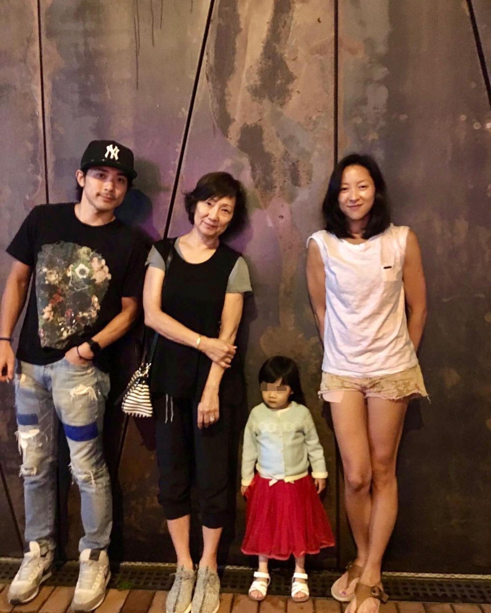 林德信po出多張家庭合照。