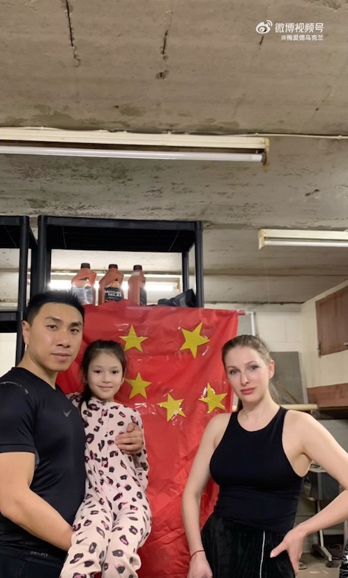 一家人同製成品影相。