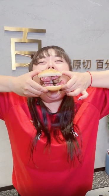 細細粒除咗直播帶貨外,更會「吃播」食盡唔同美食