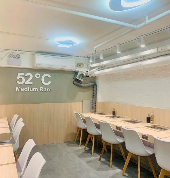 餐廳設自助售票機,共兩層高,下層為石燒牛扒區,而上層是日式網烤區。