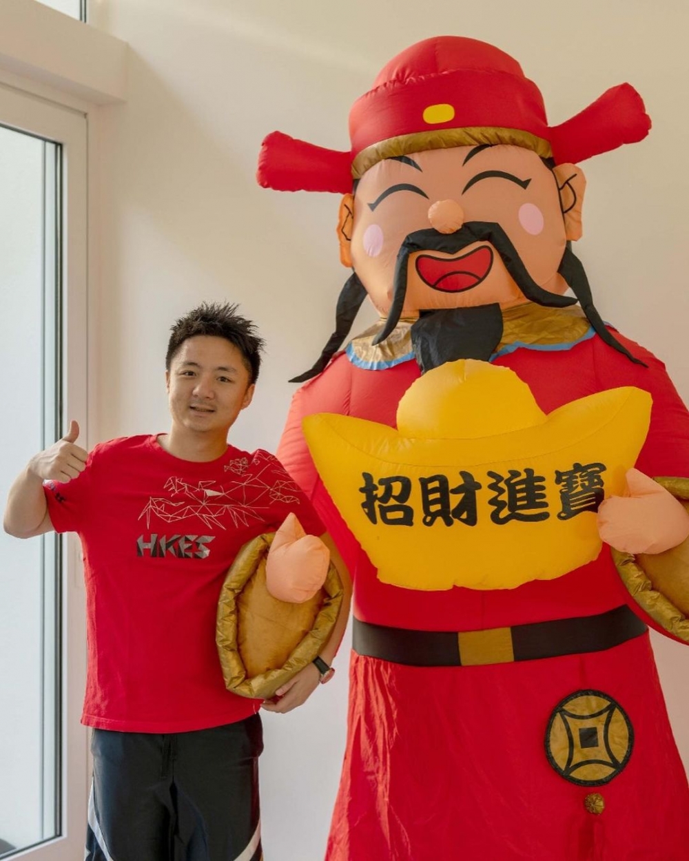 「富三代」鍾培生早前拍片派利是為餐廳打氣
