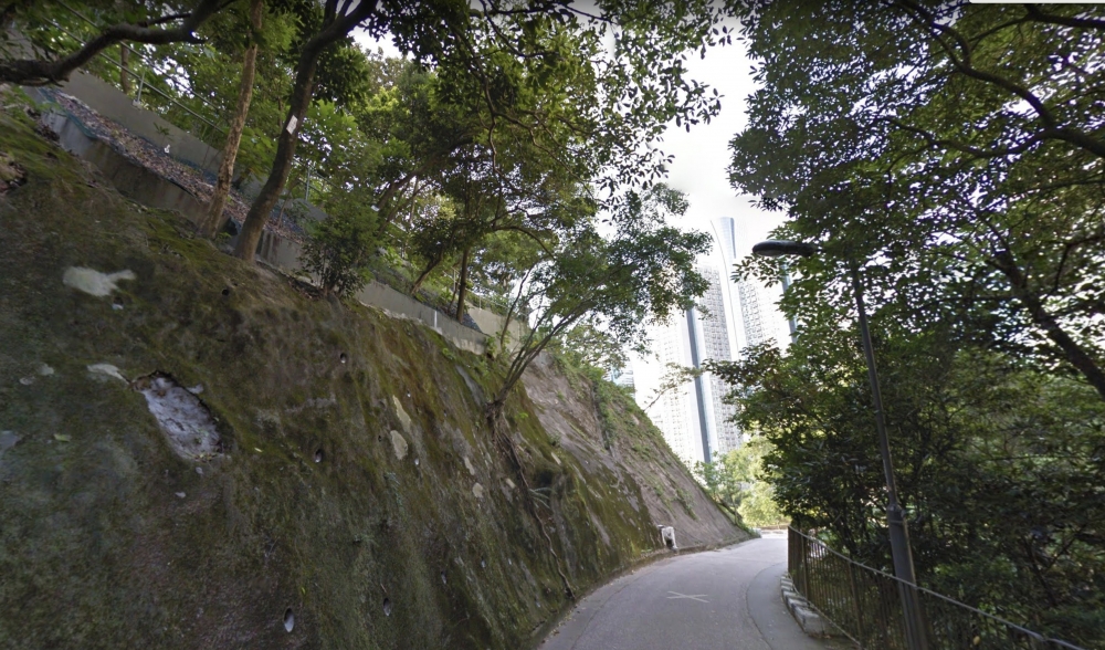 首先可乘坐地鐵到鰂魚涌港鐵站A出口；或乘搭2A/2號巴士於鰂魚涌街新威園站下車。