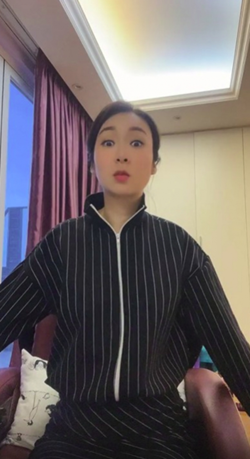 房內有落地大玻璃窗。