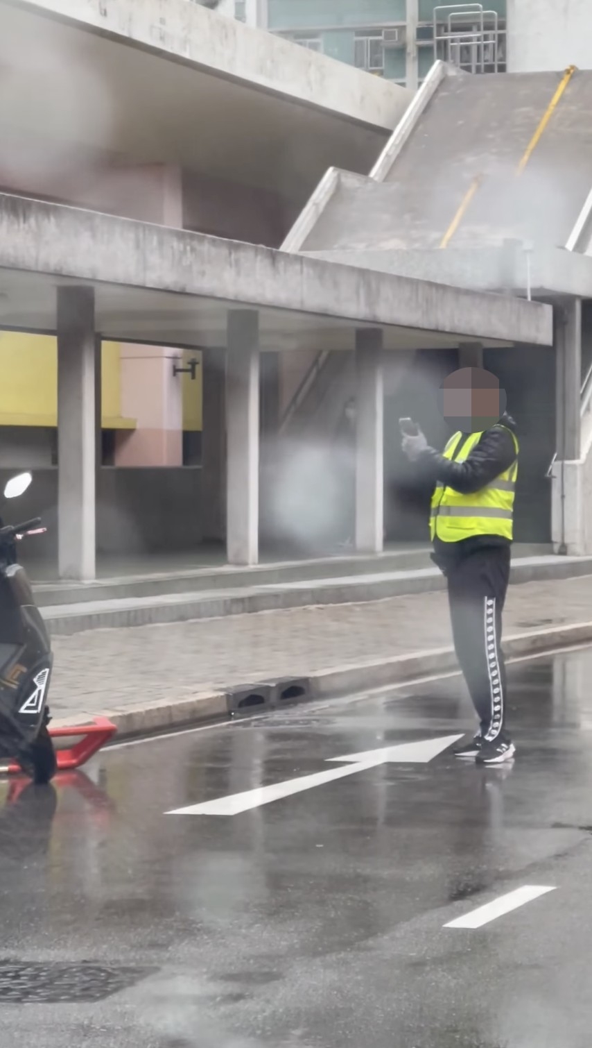 片中可見鎖車行動迅速，黃背心工作人員影相作紀錄