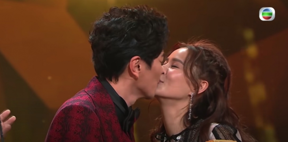 二人喺頒獎典禮嘅時候公佈已經結婚嘅消息！