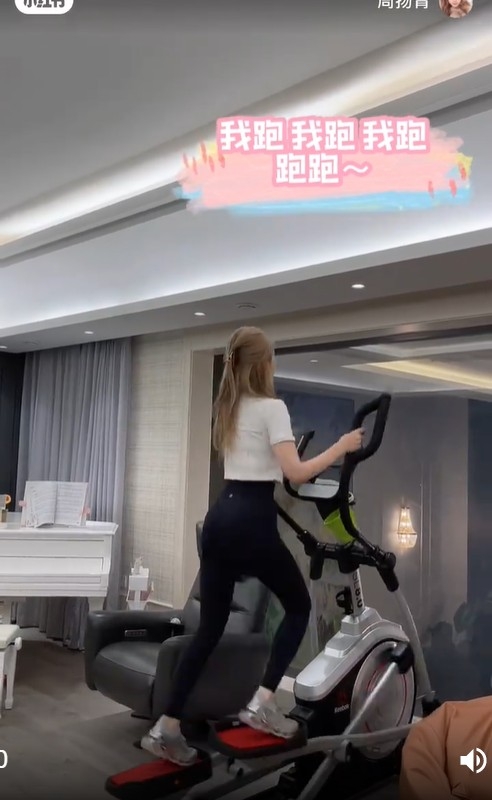 周揚青示範用橢圓儀。