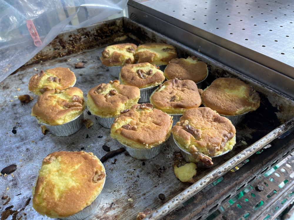 新香冰廳餅店是少數仍然自設餅房做港式糕餅的冰廳，其中朱古力唧花曲奇、朱古力三角蛋糕和紙包蛋糕是店內的三寶，還有新鮮出爐的酥皮蛋撻，深受不少街坊歡迎。