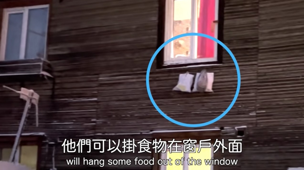 部分較貧困嘅地區市民雪櫃位置不足,會將食物放喺屋外保存。