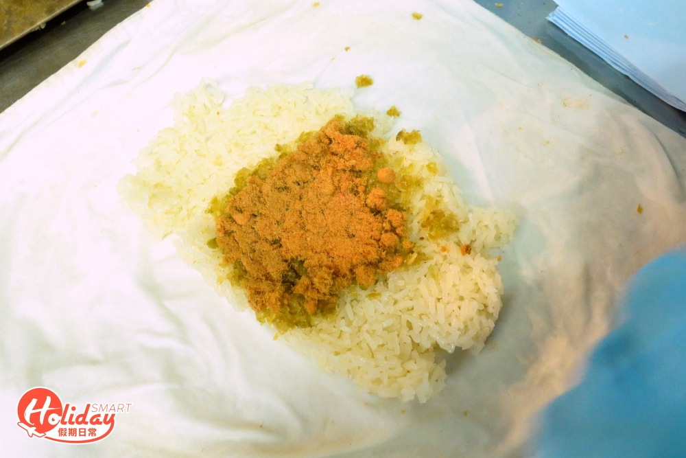 粢飯加入榨菜、肉鬆及即炸的油炸鬼，再揉捏成長筒形。