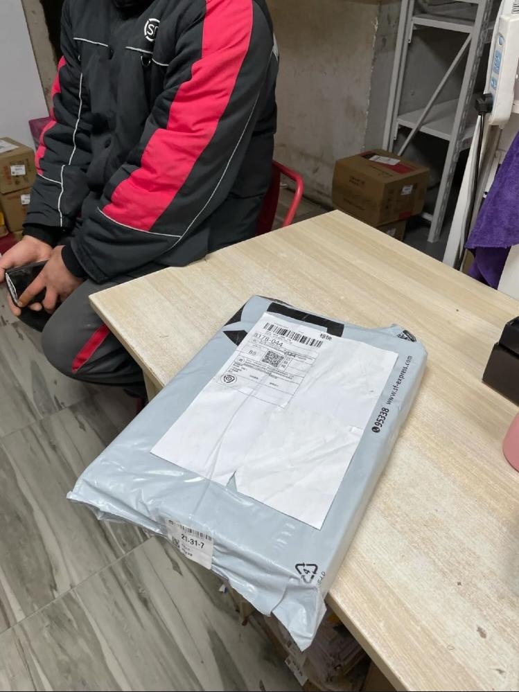 事主到速遞站查看,發現客服所指嘅包裹因客服自己填錯資料而滯留在速遞站裡。