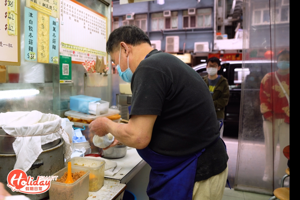 店內的飯桶一次只能做十個粢飯,店員需要不斷蒸飯,保證個個新鮮。