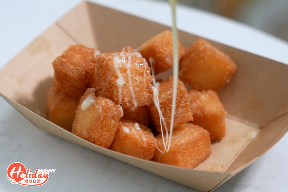 另外供應多款炸物和小食，全部即叫即炸，鹹食推介炸魷魚鬚，炸衣夠脆且魷魚鬚爽口彈牙，甜食方面特別推介炸粒粒麵包，配搭煉奶同食更香口。