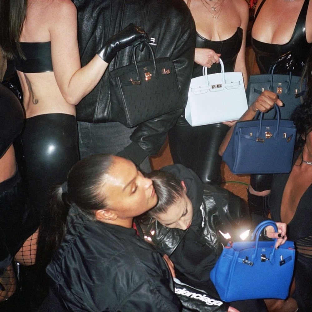 眾人收禮後開心大合照。