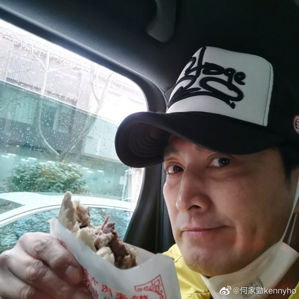 何家勁現時在內地有食品工廠,做健康食品生意,近日佢向員工派開工利是,現場氣氛相當熱烈!