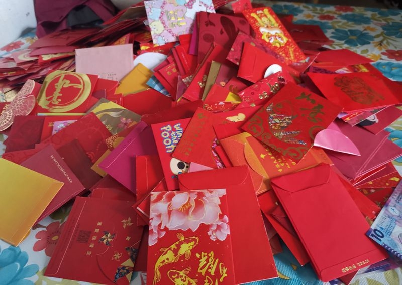 呢名網友附上3張相片,第一張係一大埋利是,數量十分可觀