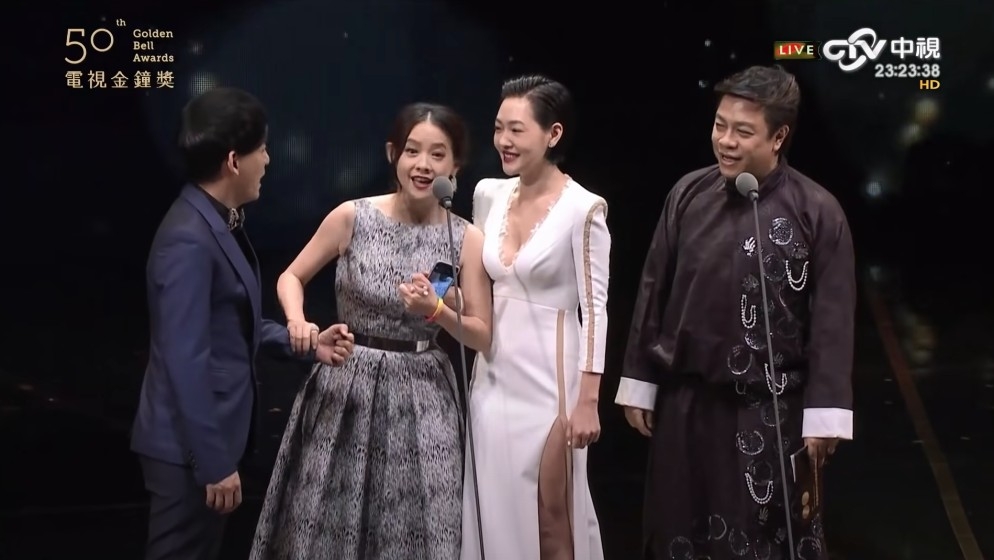 曾寶儀、黃子佼與小S三人在2015年金鐘獎頒獎典禮舞台上大和解。