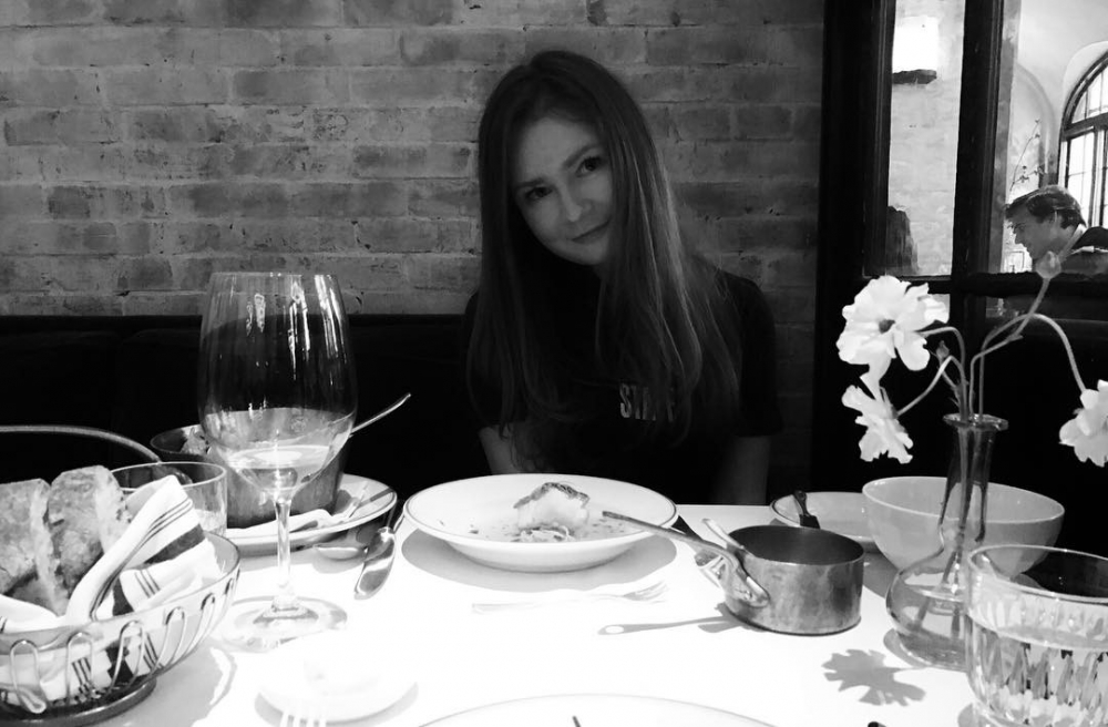 Anna偽裝名媛一事被女記者Jessica Pressler寫成報導,引起一時轟動。