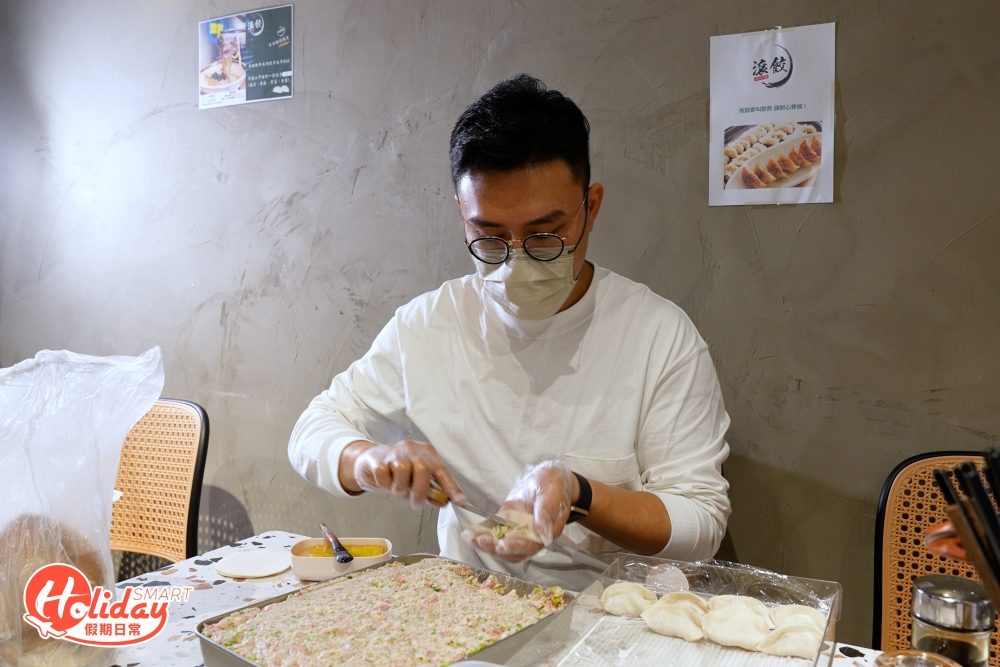 Jacky每天由準備食材、製作內餡至包製餃子等,每個步驟親力親為。