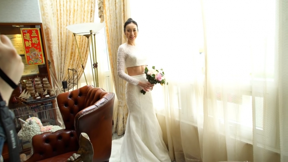 莊鍶敏在豪宅內穿起婚紗。