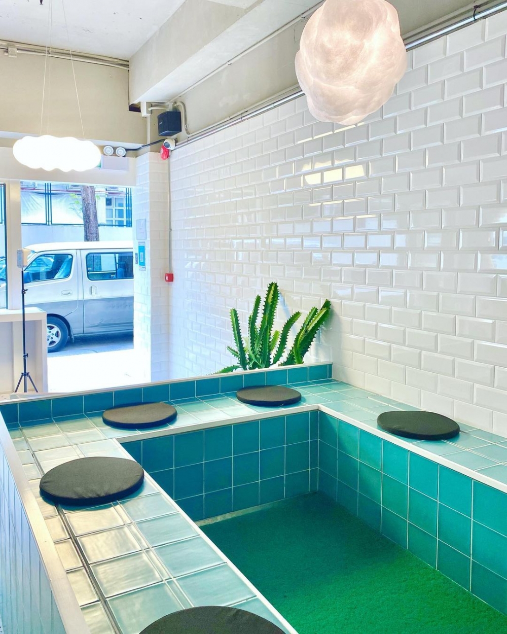 例如藍磚小浴場座位、花灑浴室擺設丶圓鏡等，像真度極高！