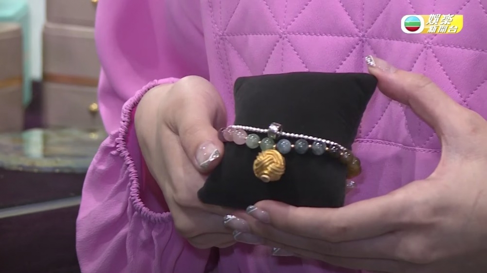 馮盈盈以自己創作嘅水晶首飾進軍NFT市場。