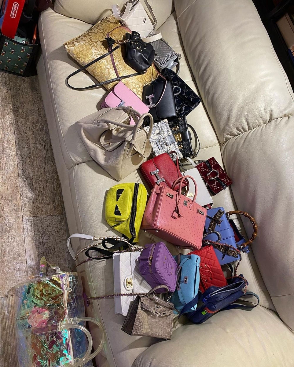 蘇淼淼曾經被賊人入屋行劫，損失過千萬財物。