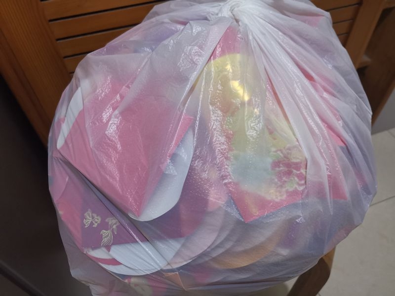 拆完利是淨返嘅利是封都要用一個垃圾袋裝。