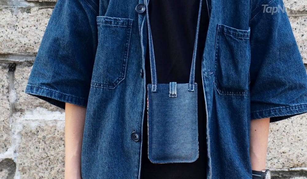 牛仔電話斜背袋超實用~