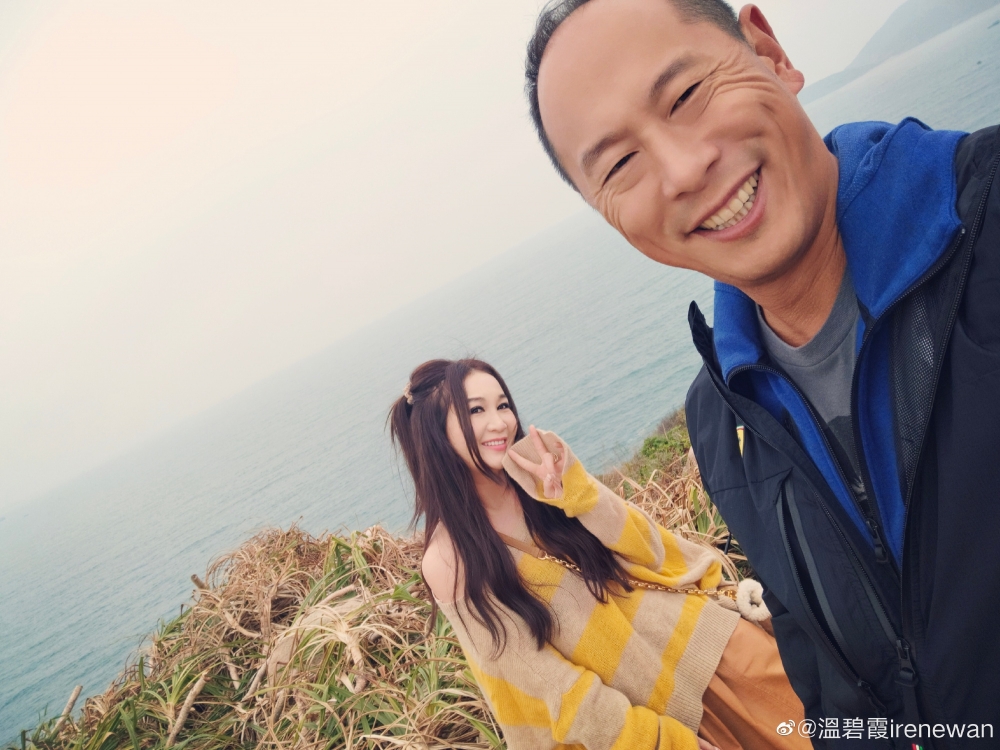 溫碧霞2000年與商人何組光結婚!