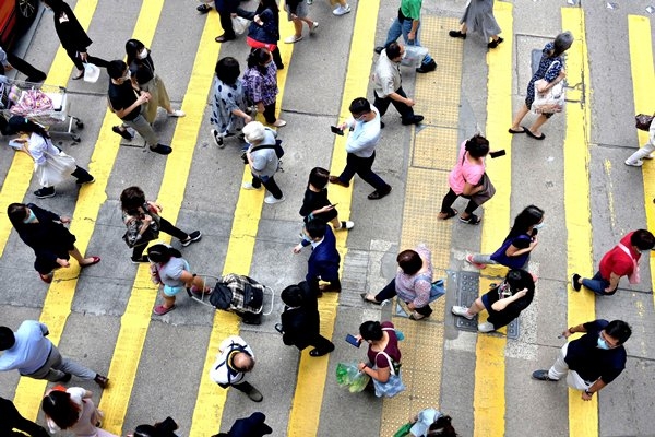 政府增設3萬個有時限職位，以保障市民的工作機會。