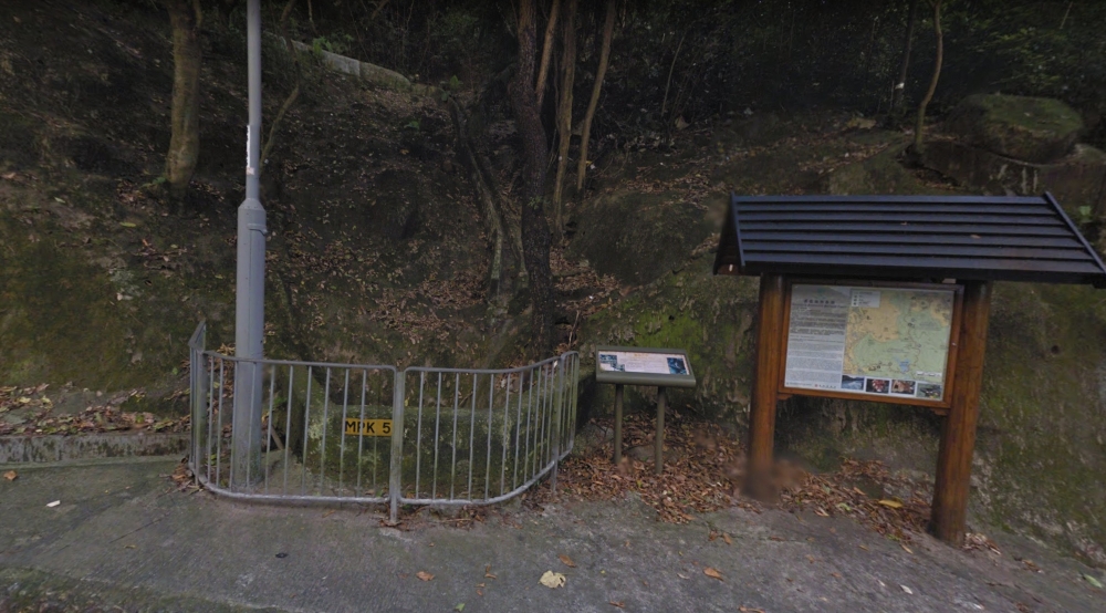 離開紅屋後往山上走15分鐘便到達樹木研習徑，沿途會有燒烤場和公眾洗手間。