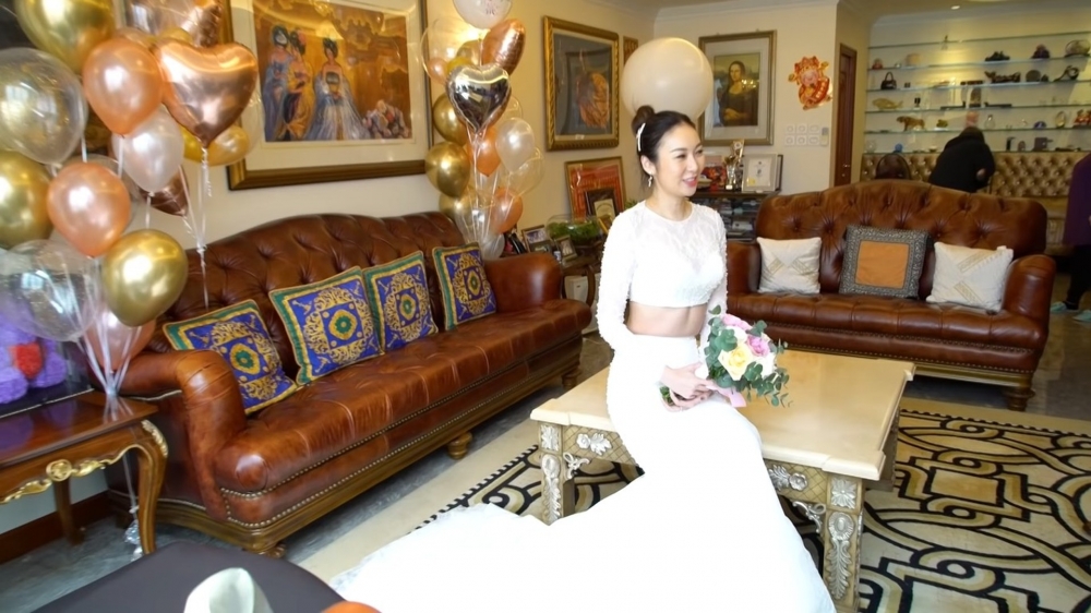 客廳闊落，富有復古典雅味。