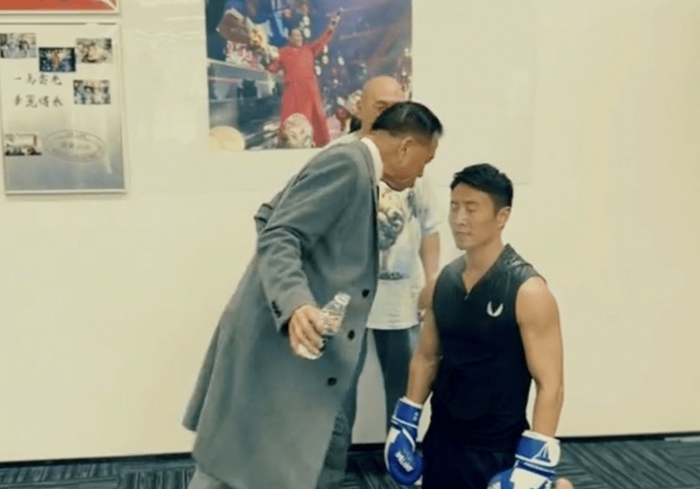 萬梓良突然向張永達噴水。