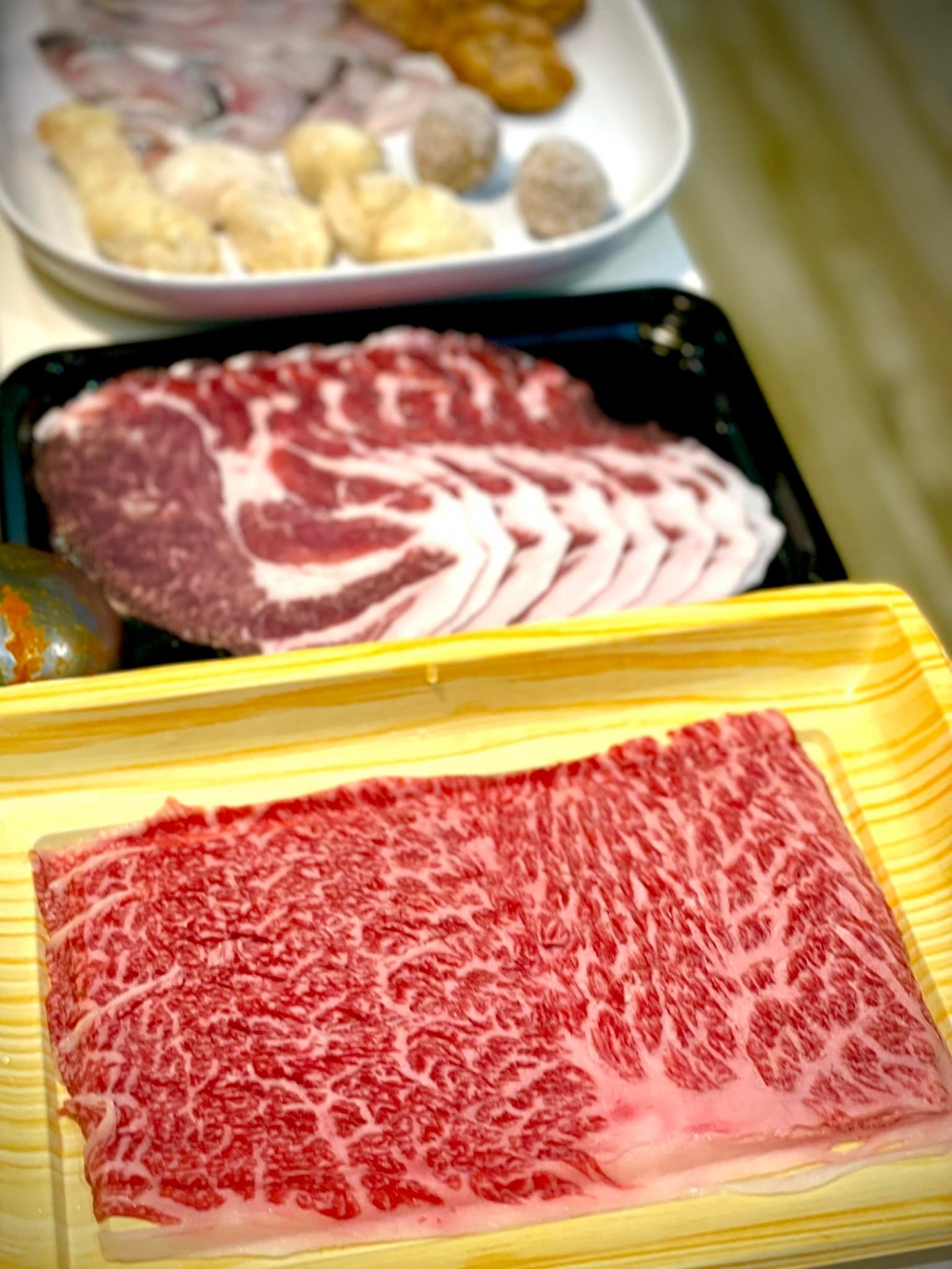 除了火鍋套餐包括的配料,市民亦可加錢追加其他肉類和海鮮。