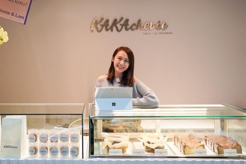湯怡近日踩過界開設餅店,宣布於荃灣南豐紗廠開設首間實體餅店KAKAchevée。