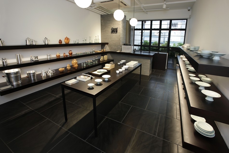 位於中環PMQ元創方的「Found MUJI」為MUJI無印良品位旗下企劃首間海外獨立店，於2014年正式開業，主打來自世界各地的優質生活家品及家居裝飾，包括杯具和陶瓷碗碟等。