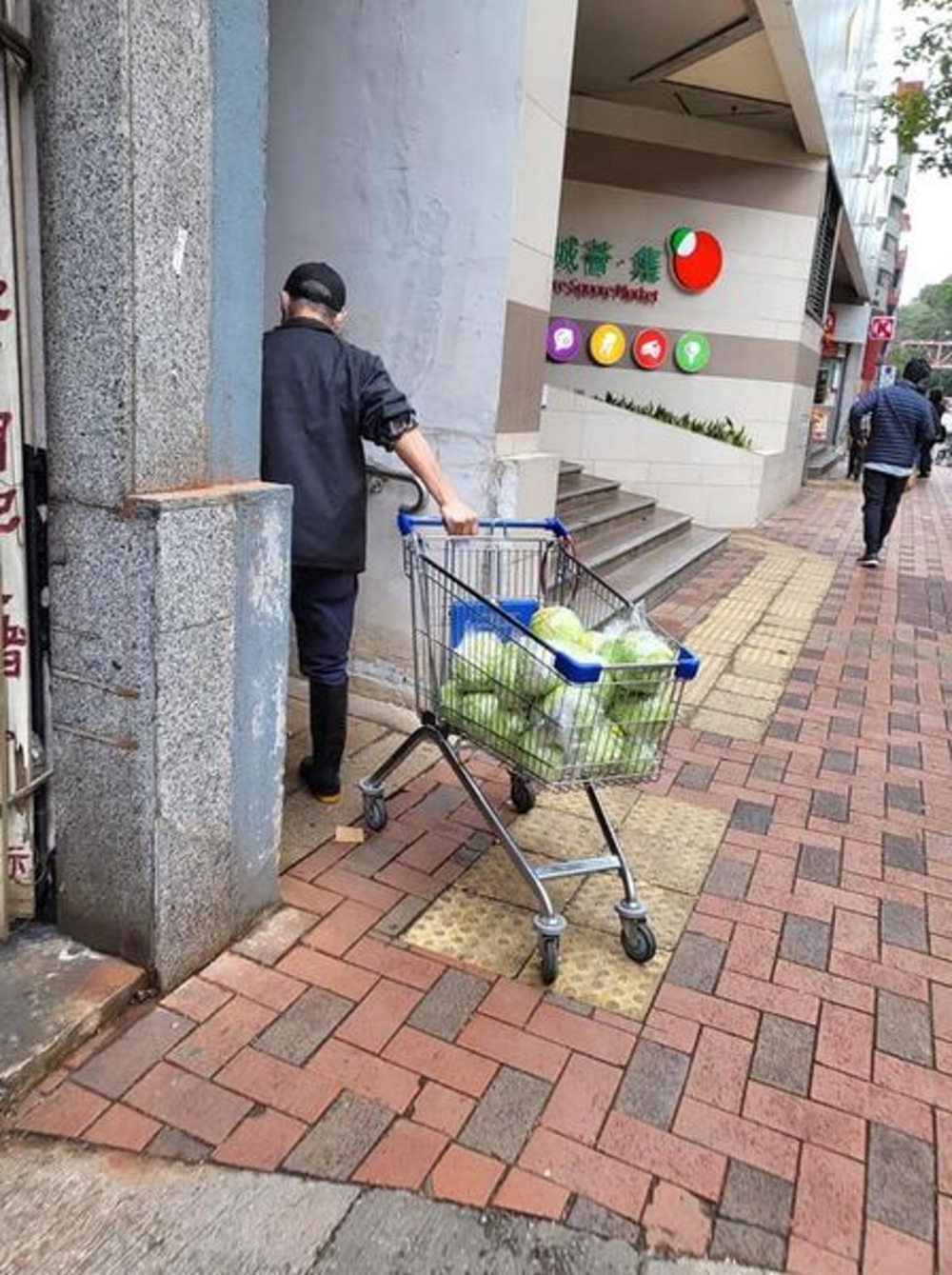 有網民就話佢喺自己嘅菜檔高價出售蔬菜,導致街坊要被迫購買!