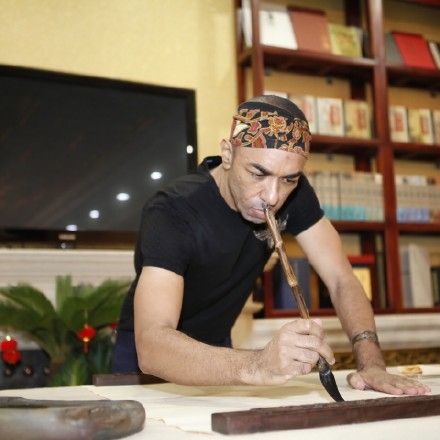 馬克現在會講流利中文，亦愛寫書法。