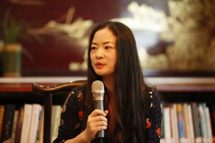 內地女劉雪華多年前結識了來中國教書嘅馬克，婚後發現對方哥哥係一名時任美國總統！